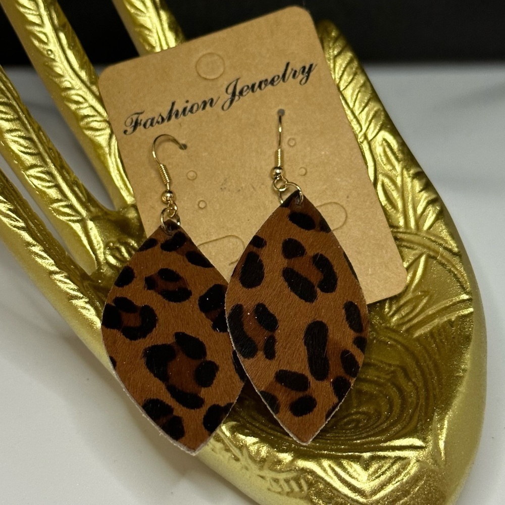 5/$20 leopard print earrings‎